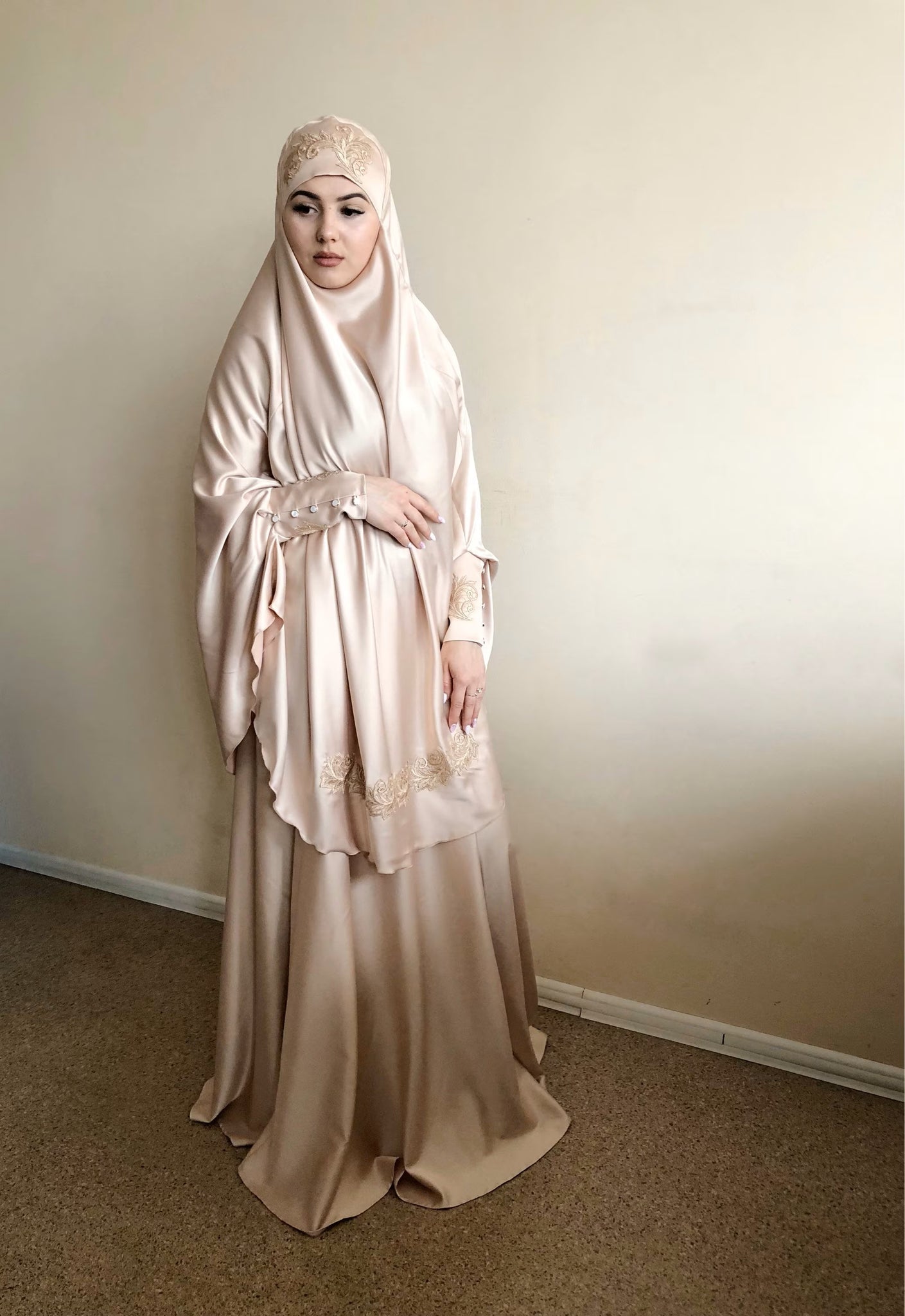 Elegant golden beige silk satin jilbab Muslim suit, wedding khimar, en ScarfTurbanHijab Elegant golden beige silk satin jilbab Muslim suit, wedding khimar, en ScarfTurbanHijab